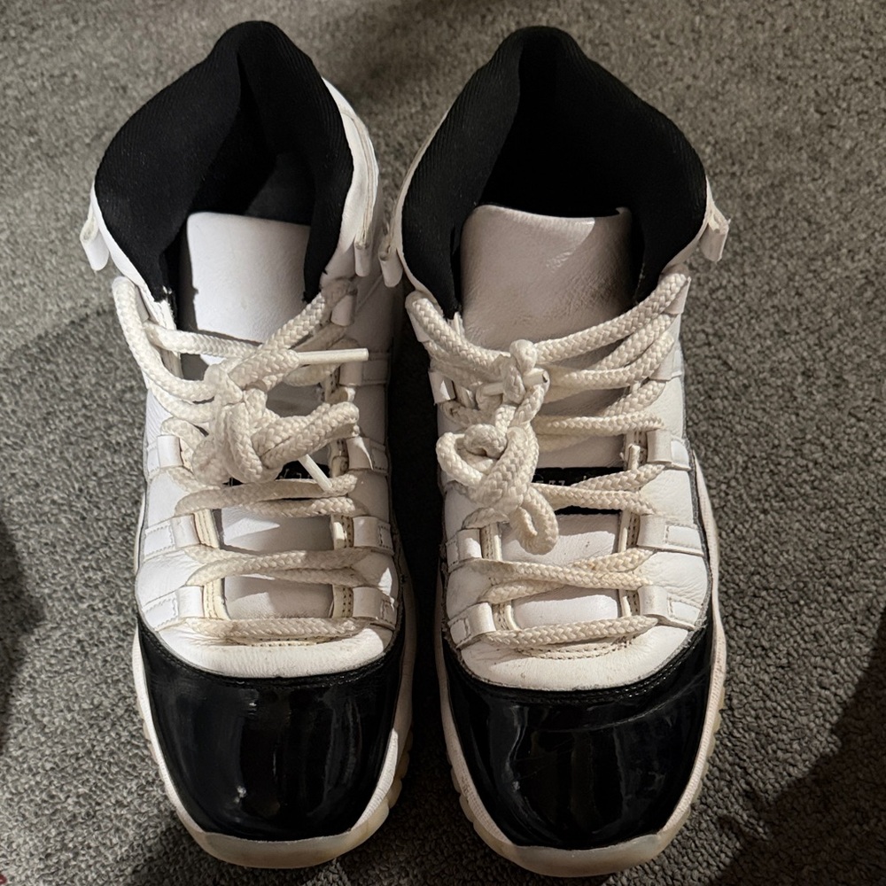Jordan Retro 11 Black and white Big Kids Size 6Y